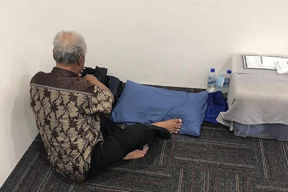 TERKANDAS: Encik Ahmad terkandas di negara sendiri selepas Singapura mengumumkan agar semua perjalanan ke luar negara ditangguhkan buat masa ini.