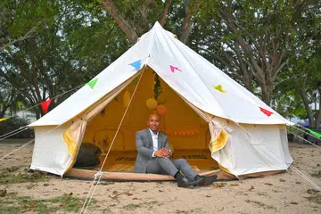 REBUT BISNES: Encik Muhammad Fadhli yang bergambar di salah sebuah khemah 'glamping' di East Coast Park, sedar ada jurang antara permintaan dengan bekalan khidmat 'glamping' lantas merebut peluang dalam industri itu dengan mengambil alih beberapa syarikat setempat. - Foto BH oleh ARIFFIN JAMAR