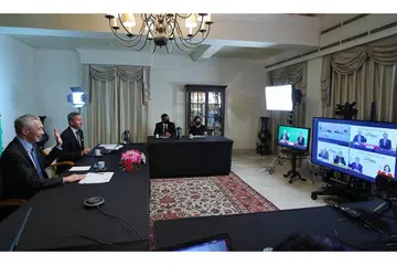 KEMAJUAN PENTING: Perdana Menteri Lee Hsien Loong bersama Menteri Ehwal Luar Dr Vivian Balakrishnan di Sidang Puncak Perikatan Pasifik kelmarin. - Foto KEMENTERIAN PERHUBUNGAN DAN PENERANGAN