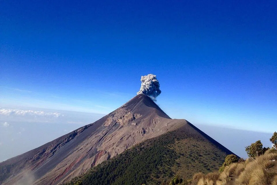 GUNUNG BERAPI: Gunung berapi Acatenango ialah gunung berapi yang paling sukar untuk didaki. 