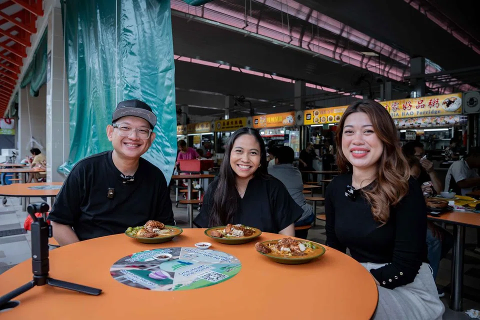 (Dari kiri) ‘Vlogger’ makanan Malaysia daripada Padu Beb Studios, Encik Mohd Sufian Abdullah, yang lebih mesra dengan panggilan Pian, bersama wartawan Kaki Makan, Cik Nur Syuhrah Hassan dan Cik Dahlia Zulkifli, di gerai Rahim Muslim Food di Ang Mo Kio Avenue 10.