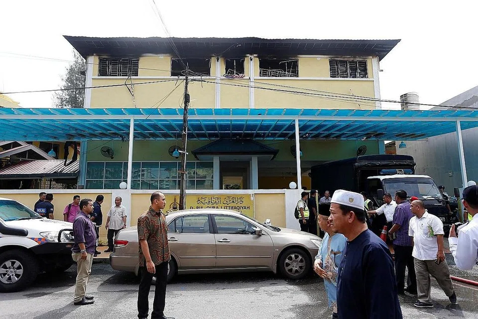 KEBAKARAN RAGUT NYAWA: Gambar fail pada September 2017 selepas kebakaran di Pusat Tahfiz Darul Quran Ittifaqiyah dekat Kuala Lumpur menelan jiwa 23 pelajar dan guru. - Foto REUTERS