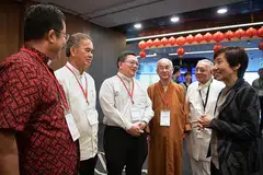 KESELAMATAN TANGGUNGJAWAB SEMUA: Cik Fu (kanan) bertemu beberapa pemimpin berbilang agama di Seminar Cegah Keganasan yang diadakan di Pusat Konvensyen Suntec semalam. - Foto BH oleh KUA CHEE SIONG