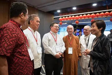 KESELAMATAN TANGGUNGJAWAB SEMUA: Cik Fu (kanan) bertemu beberapa pemimpin berbilang agama di Seminar Cegah Keganasan yang diadakan di Pusat Konvensyen Suntec semalam. - Foto BH oleh KUA CHEE SIONG