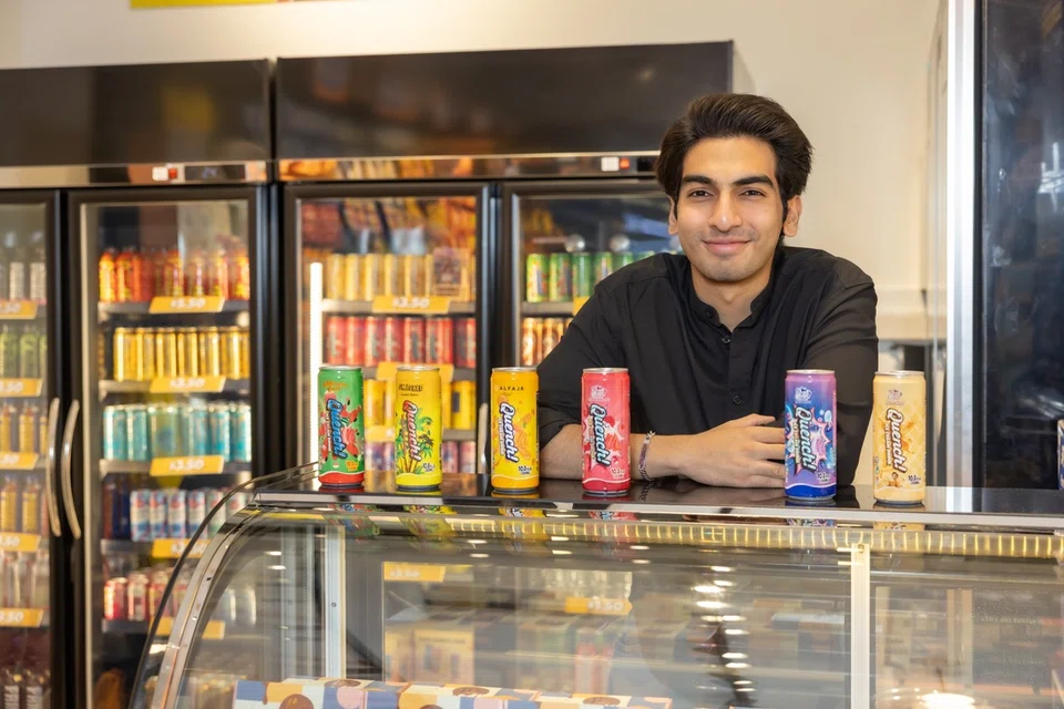 Pengasas syarikat gula-gula tular, SGFR, Encik Mohamed Haikkel Firdaus, menunjukkan minuman Quench yang direka sendiri. SGFR diiktiraf sebagai salah satu antara 14 penerima Anugerah Permulaan Spirit of Enterprise (SOE), yang mencerminkan ekosistem keusahawanan Singapura yang semakin berkembang.