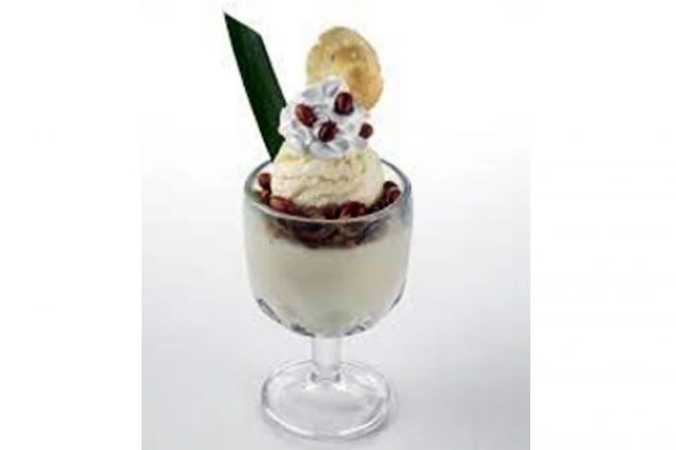 INSPIRASI NASI LEMAK: Sundae Nasi Lemak yang diperkenal restoran Swensen's pada 2014 juga mendapat inspirasi daripada nasi lemak. - Foto SWENSEN'S