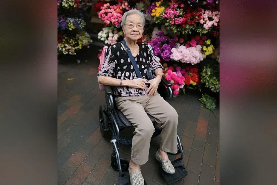 Cik Yap Lay Hong merupakan pesakit Covid-19 tertua Singapura yang telah pulih dan dibenarkan keluar hospital.