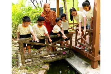 MAIN PERANAN PENTING: Penjagaan selepas sekolah adalah peluang keemasan untuk meningkatkan dan memperkaya nilai, pertumbuhan dan watak golongan muda Singapura. - Foto fail