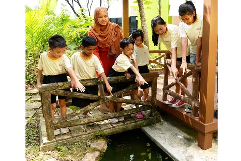 MAIN PERANAN PENTING: Penjagaan selepas sekolah adalah peluang keemasan untuk meningkatkan dan memperkaya nilai, pertumbuhan dan watak golongan muda Singapura. - Foto fail