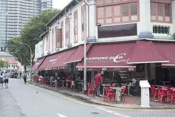PELANGGAN DATANG KEMBALI: Pelanggan sudah mulai kembali di Kampong Glam Cafe, dan dijangka bertambah ramai pada waktu malam. - Foto oleh HARITH MUSTAFFA