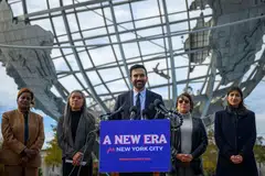Datuk Bandar New York terpilih, Zohran Mamdani (tengah), berdiri bersama ahli pasukan peralihan kuasanya, (dari kiri ke kanan) Pengerusi Bersama Peralihan Melanie Hartzog; Maria Torres-Springer; Grace Bonilla dan Lina Khan, ketika beliau berucap pada sidang media di Unisphere, Flushing Meadows Corona Park pada 5 November 2025 di daerah Queens, New York City. Mamdani meraih kemenangan bersejarah sebagai Datuk Bandar ke-111 kota itu selepas menewaskan calon bebas Andrew Cuomo dan calon Republikan Curtis Sliwa.