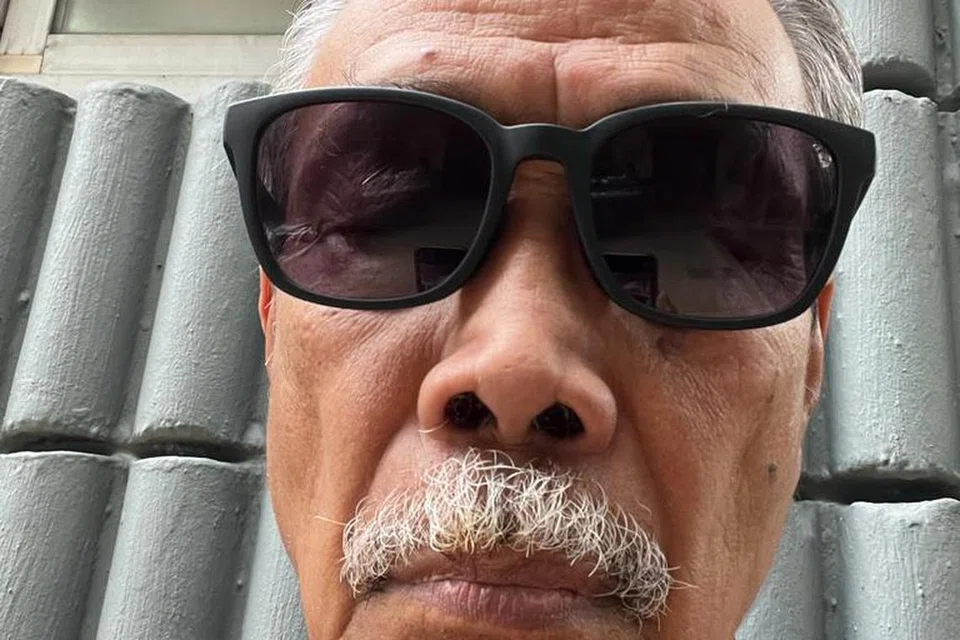 JALANI PEMBEDAHAN KATARAK: Encik Yatiman Yusof perlu memakai cermin mata gelap agar tidak silau setelah menjalani pembedahan katarak baru-baru ini.