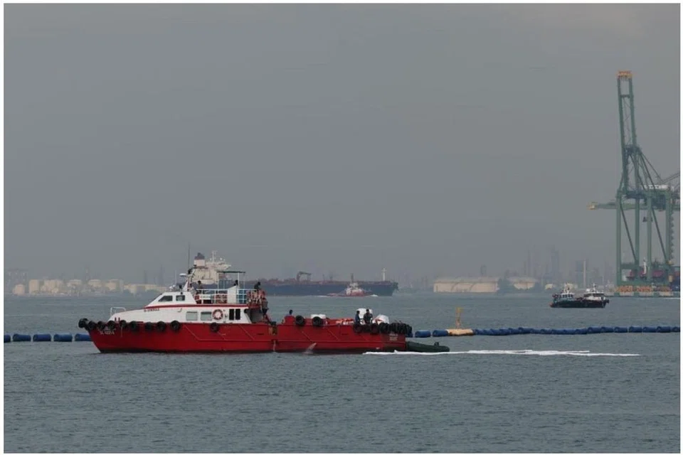 MPA, kontraktor Singapore Salvage Engineers dan Shell telah mengerahkan bot untuk membersihkan tumpahan minyak.