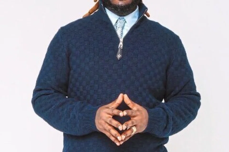 Selebriti seperti T-Pain kini mengikut trend tular ini dengan berkongsi gambar diri mereka memakai zip-suku.