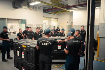 Pegawai SCDF menyediakan barangan yang diperlukan, termasuk peralatan mencari dan menyelamat serta bekalan perubatan, untuk membantu mangsa gempa di Myanmar dalam Operasi Lionheart.