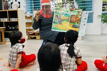 GURU YANG BERSEMANGAT: Guru pendidikan awal akan memastikan bilik darjah kendaliannya menyokong pembangunan kanak-kanak, seperti bahan yang sesuai bagi menyokong keperluan fizikal, intelektual, sosial dan emosi pelajarnya. - Foto-foto PPIS