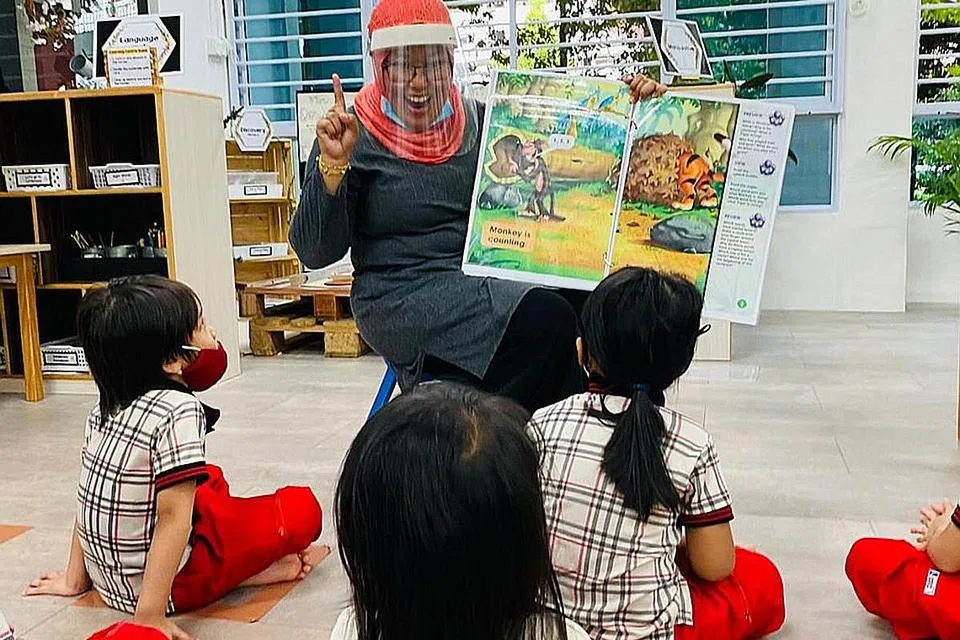 GURU YANG BERSEMANGAT: Guru pendidikan awal akan memastikan bilik darjah kendaliannya menyokong pembangunan kanak-kanak, seperti bahan yang sesuai bagi menyokong keperluan fizikal, intelektual, sosial dan emosi pelajarnya. - Foto-foto PPIS