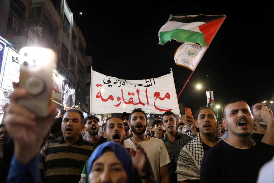 Penunjuk perasaan menyertai perarakan menyokong rakyat Palestin di Gaza pada 8 September dan menghormati warga Jordan yang dibunuh selepas menembak mati tiga orang awam Israel di persimpangan sempadan Jambatan Allenby di Tebing Barat yang diduduki, di Amman, Jordan.