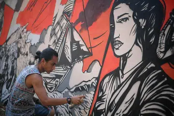 KISAH WAK CANTUK TERAKAM DALAM BENTUK KOMIK: Encik Mohd Zulkarnaen Othman menggunakan cat semburan untuk melukis komik Wak Cantuk pada tembok di Gedung Kuning. Hasil karya beliau adalah sebahagian karya seni yang diketengahkan sempena Pesta Warisan Singapura (SHF) 2019. - Foto BH oleh MARK CHEONG