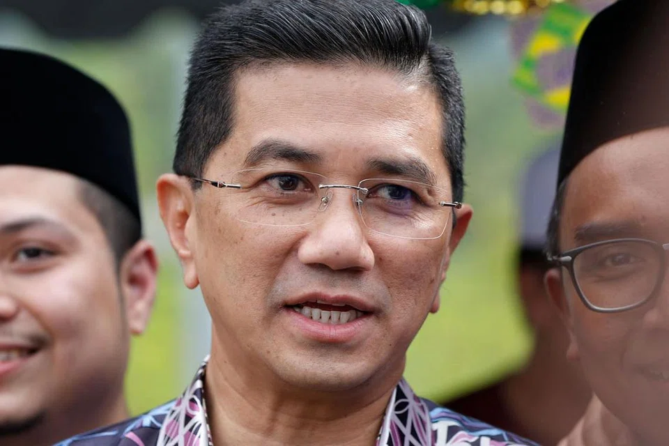 TERPALIT SEKALI: Menerusi tangkap layar laman Twitter, Datuk Seri Azmin Ali dipercayai pernah berkomunikasi dengan Encik Haziq, Ketua Angkatan Muda Keadilan (AMK) Santubong. Dalam gambar ini, Datuk Azmin dirakam sewaktu menghadiri acara kawasan undinya di Kuala Lumpur Sabtu lalu. Beliau menafikan penglibatannya dalam video seks yang tular itu dan menyifatkan dakwaan itu sebagai rancangan 'jahat' yang bertujuan menghentikan kerjaya politiknya. - Foto EPA-EFE