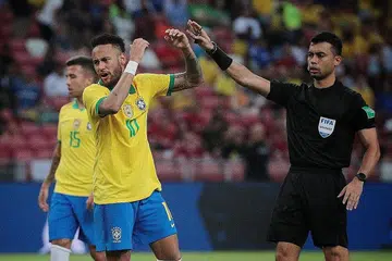 KURANG MENYERLAH: Neymar (atas) menunjukkan kekecewaannya kepada pengadil tempatan Muhammad Taqi Aljaffari, semasa perlawanan menentang Senegal yang berakhir 1-1 di Stadium Negera pada Khamis lalu. - Foto BM oleh JASON QUAH AMBIL 