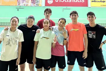 Jurulatih perseorangan Badminton Singapura, Kim Ji-hyun (lima dari kiri),  berkata beliau memainkan peranan bukan sahaja sebagai jurulatih, bahkan sebagai seorang ibu kepada pemain-pemain kebangsaan (dari kiri) Yeo Jia Min, Jaslyn Hooi, Insyirah Khan, Jason Teh, Joel Koh dan Loh Kean Yew. 