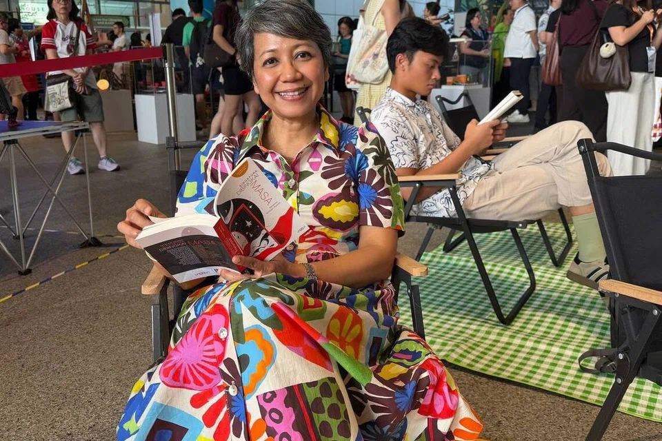 Penulis dan pendidik Melayu, Cik Norlin Samat, dilantik sebagai salah seorang daripada enam Duta ReadSG untuk membantu memupuk tabiat membaca serta menggalakkan penghayatan sastera Melayu dalam kalangan masyarakat.