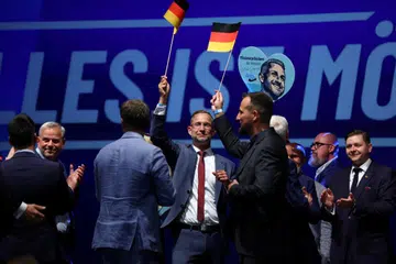 Penyokong parti sayap kanan Alternatif untuk Jerman (AfD) mengibarkan bendera Jerman selepas pusat pengundian ditutup bagi pilihan raya negeri Saxony-Anhalt di Magdeburg, Jerman, pada 6 September 2026. AfD mencatat kemenangan besar dengan meraih kira-kira 44 peratus undi, tetapi gagal memperoleh majoriti mutlak untuk membentuk pemerintah sendiri
