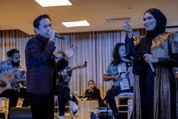 Siti Nordiana berduet dengan Naqiu mendendangkan lagu ‘Memori Berkasih’ dengan diiringi muzik ‘live’ oleh Alun Tradisi yang menggunakan akordion, gitar dan bes.