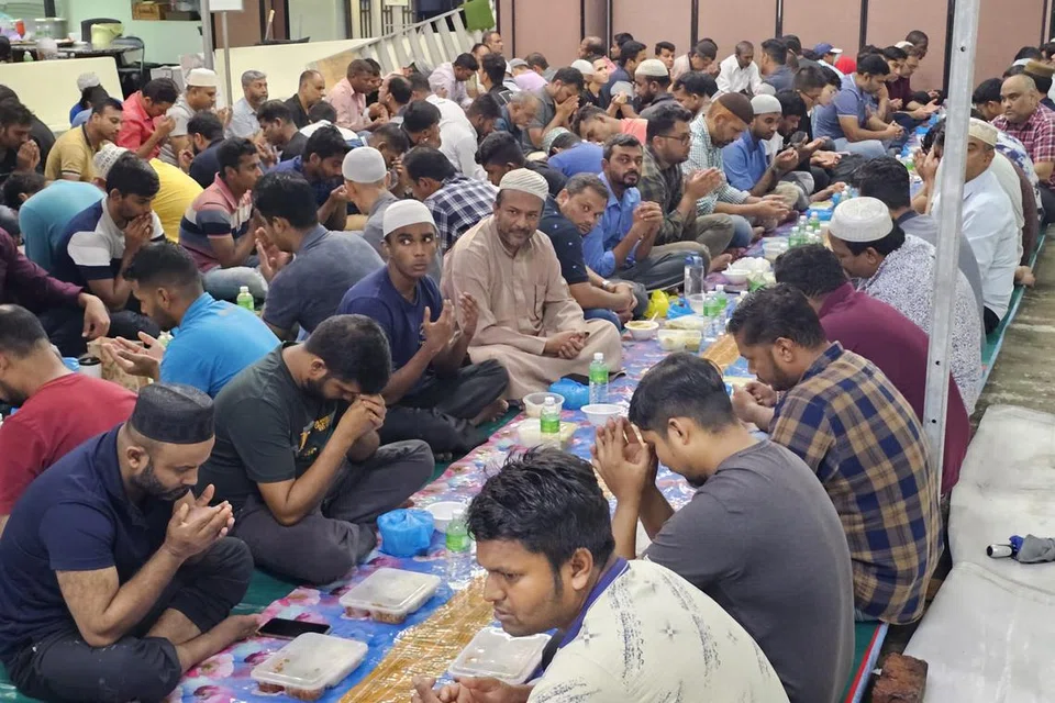 Jemaah berbuka puasa beramai-ramai pada Ramadan 2023. 