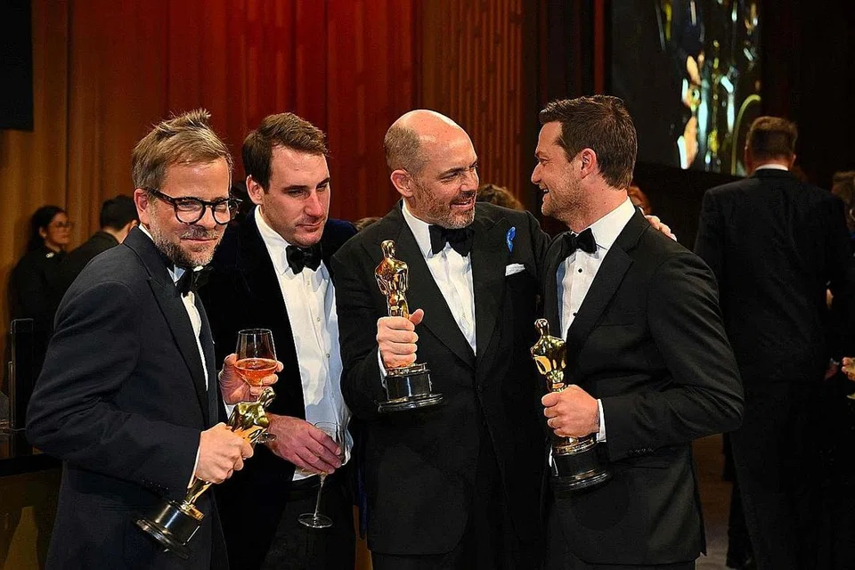 SEMANGAT JUANG DIIKTIRAF: Pasukan penerbitan filem Jerman, All Quiet On The Western Front, (dari kiri) pereka penerbitan Christian Goldbeck, ahli sinematografi James Friend, pengarah Edward Berger dengan trofi kemenangan masing-masing. - Foto AFP