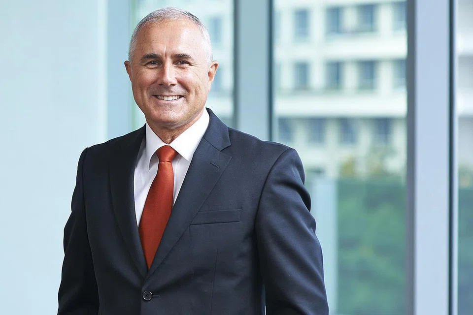 POTONG GAJI: Setelah dipotong gaji secara sukarela, Encik Neil McGregor membawa pulang gaji $1.14 juta dan bonus $521,000 bagi FY2017. - Foto SEMBCORP INDUSTRIES