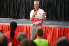 Menteri Kanan, Encik Lee Hsien Loong, berucap di hadapan penduduk Ang Mo Kio semasa acara kemasyarakatan di Pasar dan Pusat Makanan Masak Cheng San pada 12 April.