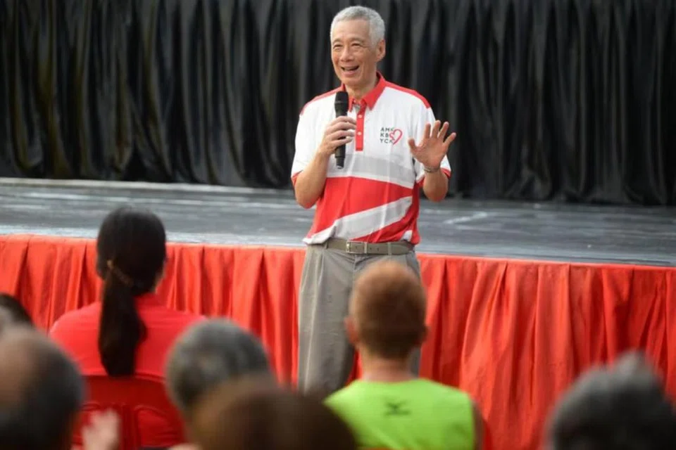 Menteri Kanan, Encik Lee Hsien Loong, berucap di hadapan penduduk Ang Mo Kio semasa acara kemasyarakatan di Pasar dan Pusat Makanan Masak Cheng San pada 12 April.