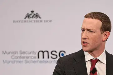 ENGGAN CABAR POS: Zuckerberg tidak mencabar pos hasutan Encik Trump. - Foto REUTERS