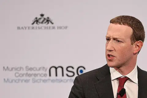 ENGGAN CABAR POS: Zuckerberg tidak mencabar pos hasutan Encik Trump. - Foto REUTERS