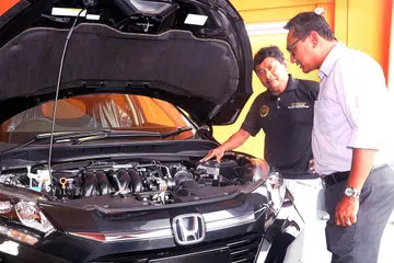 KEMBANG NIAGA: Encik Hanip (kiri) mahu memanfaatkan pangkalan pelanggannya yang ramai di Hanip Automobiles bagi perniagaan barunya, Prominence Motors, yang diuruskan oleh adiknya, Encik Mohd Noor (kanan). - Foto JOHARI RAHMAT