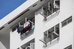 Maklum balas mengenai perbuatan membuang sampah dari tempat tinggi meningkat lebih 60 peratus antara dua tempoh tiga tahun berturut-turut. - foto, fail. 