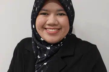 MENDEKATI GELANDANGAN: Penolong kanan pekerja sosial Pusat Perkhidmatan Keluarga PPIS Timur, Cik Suhaili Saad, bekerjasama dengan gelandangan dan akan membuat penilaian tentang keperluan mereka. 