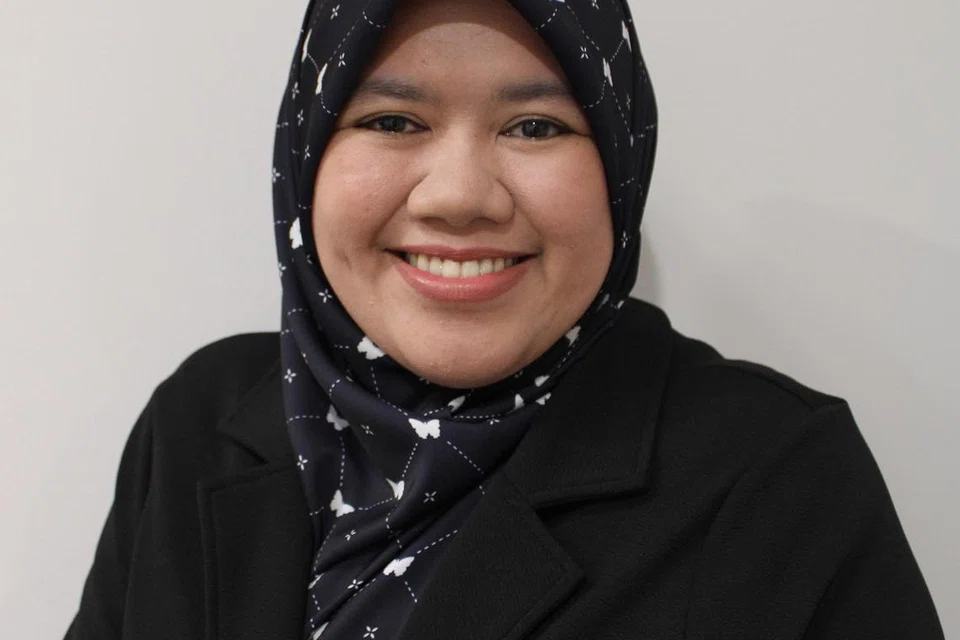 MENDEKATI GELANDANGAN: Penolong kanan pekerja sosial Pusat Perkhidmatan Keluarga PPIS Timur, Cik Suhaili Saad, bekerjasama dengan gelandangan dan akan membuat penilaian tentang keperluan mereka. 