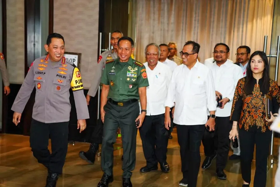 AMBIL LANGKAH BERJAGA-JAGA: Panglima Tentera Nasional Indonesia (TNI), Jeneral Agus Subiyanto (dua dari kiri) dan Ketua Polis Negara, Jeneral Listyo Sigit Prabowo (kiri) mengadakan Rapat Koordinasi Lintas Sektor Operasi Lilin, di Jakarta pada 7 Disember. 