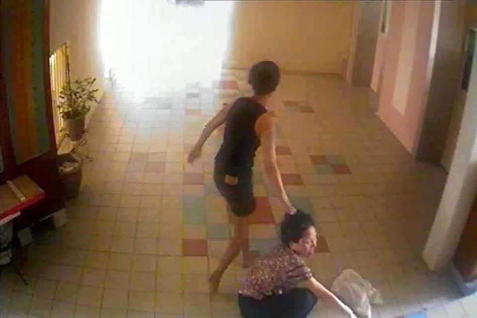 Perbuatan Ng menyerang Cik Toh pada September 2013 dirakam kamera keselamatan di luar flat warga tua itu di Chai Chee. 