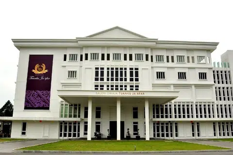 Galeri Diraja Tuanku Ja’afar di Seremban, Negeri Sembilan, yang sepatutnya menjadi lokasi pertemuan antara Menteri Besar Negeri Sembilan, Datuk Ismail Lasim, dan barisan Exco Kerajaan Negeri itu dengan Tunku Nadzaruddin Tuanku Ja’afar, pada pagi 23 September, tetapi dibatalkan atas faktor keselamatan.
