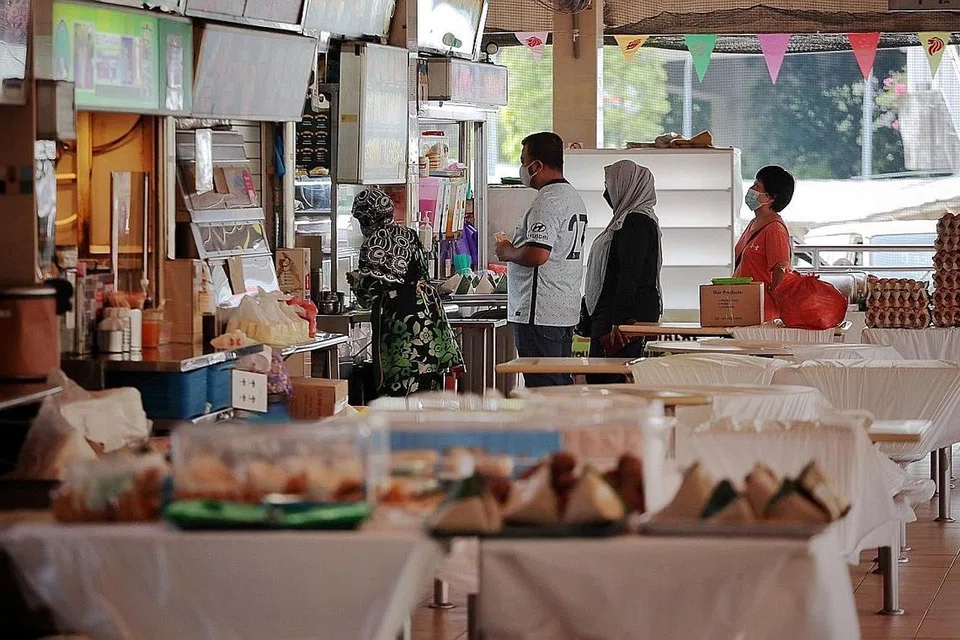 KEADAAN LEBIH MENCABAR: Ramai pemilik perniagaan terutama dalam sektor F&B berkata mereka berhadapan keadaan lebih mencabar selepas lebih setahun setengah bergelut dengan ketidakpastian pandemik. - Foto BH oleh JASON QUAH