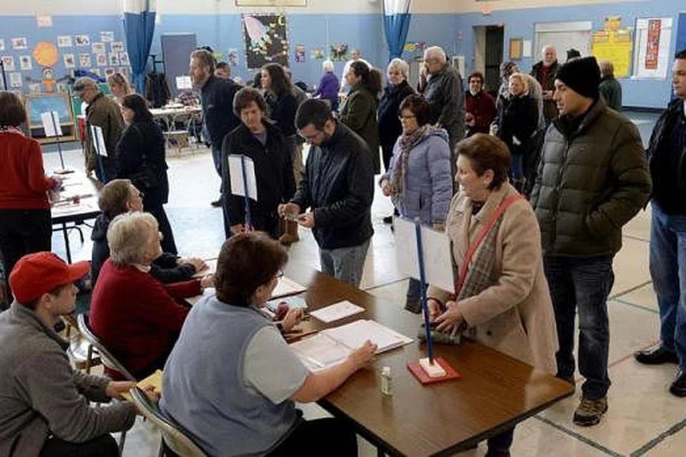 CARI CALON: Calon yang mendapat undian terbanyak di setiap negara akan menjadi calon yang disokong negara itu untuk menjadi Presiden. Ini semua dilakukan dalam sistem yang dipanggil badan perwakilan pemilih (electoral college). - Foto AFP 