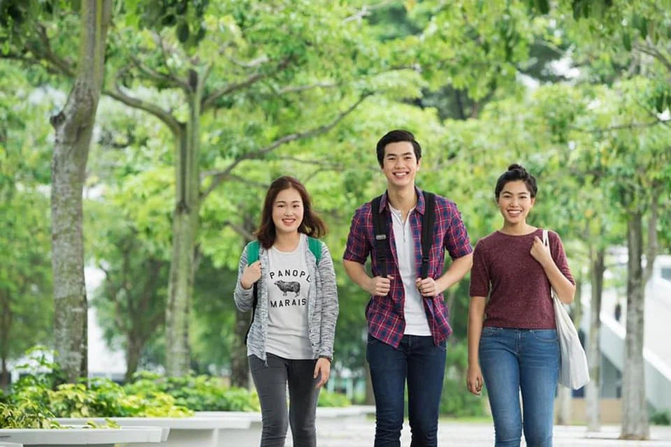 USAHA BERSEDIH: Menteri Pendidikan, Encik Ong Ye Kung, memujuk pelajar tahun akhir politeknik agar tidak berasa kecewa kerana tidak dapat menikmati acara penyampaian ijazah disebabkan penularan virus Covid-19 tahun ini. 