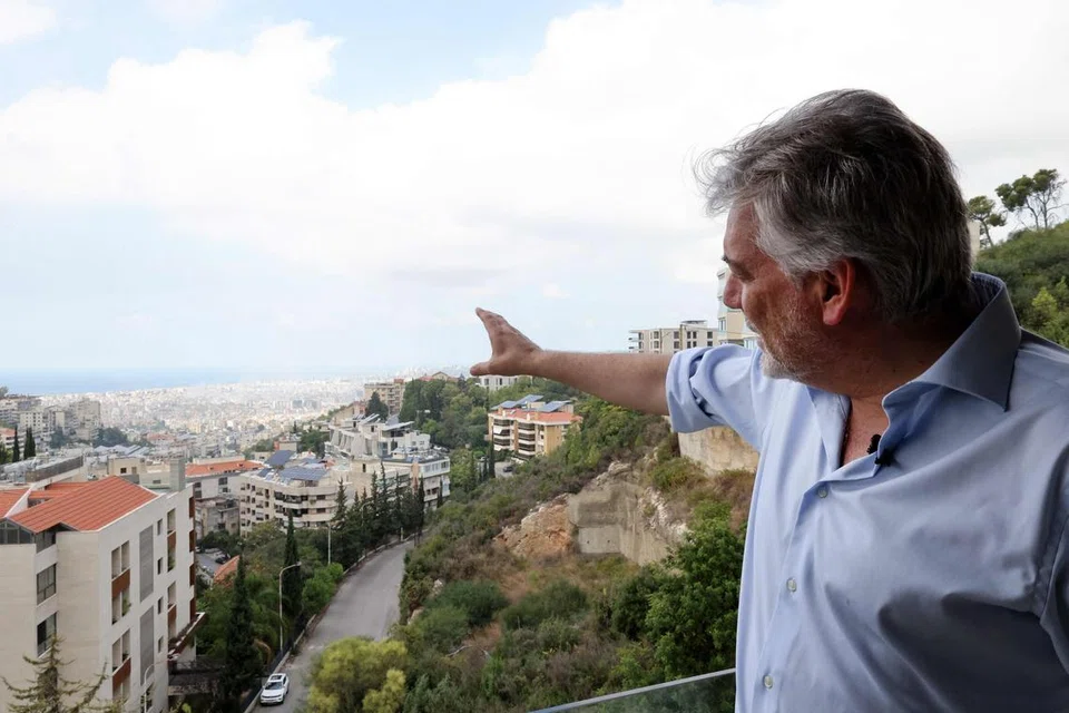 Jurucakap Pasukan Pendamai Pertubuhan Bangsa-Bangsa Bersatu di Lebanon (Unifil), Encik Andrea Tenenti, menunjukkan pinggir selatan Beirut dari pejabatnya di Rumah Unifil di Baabda di timur ibu negara Lebanon pada 12 Oktober.
