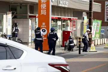 Unit polis yang dilatih dalam rundingan dan pengurusan krisis dihantar ke Pejabat Pos Warabi pada 4 petang waktu tempatan.