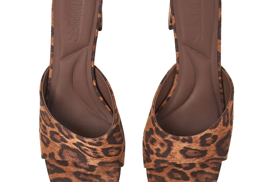 Kasut ‘Hannah Mules’ dengan corak citah ($74.90) daripada Tippies memberi sentuhan berani pada gaya harian.
