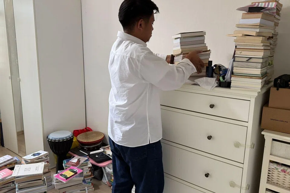 Dengan jumlah buku yang penulis ada, dua kotak simpanan untuk menyimpan semuanya seperti yang disarankan AI memang tidak mencukupi.